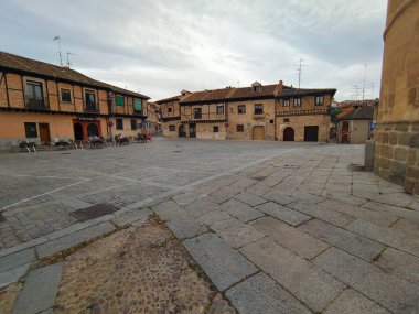 Segovia, İspanya... 22 Mayıs 2023. Segovia 'nın merkezindeki caddelerde turistler. Bulutlu bir günde şehirdeki tarihi mimariyi ve yaşam tarzını görebilirsiniz..