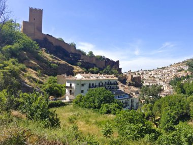Güneşli bir günde İspanya 'nın güneyindeki Cazorla köyü