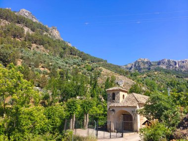 Güneşli bir günde İspanya 'nın güneyindeki Cazorla köyü