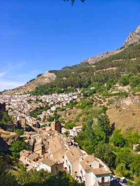 Güneşli bir günde İspanya 'nın güneyindeki Cazorla köyü