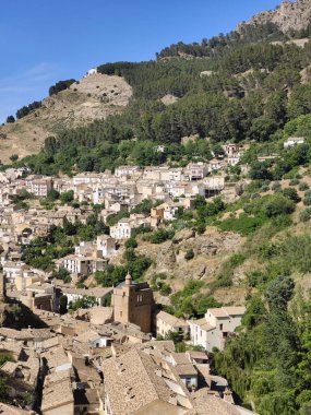 Güneşli bir günde İspanya 'nın güneyindeki Cazorla köyü
