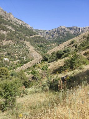 Güneşli bir günde Cazorla vadisinde dağlar