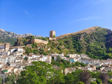 Güneşli bir günde İspanya 'nın güneyindeki Cazorla köyü