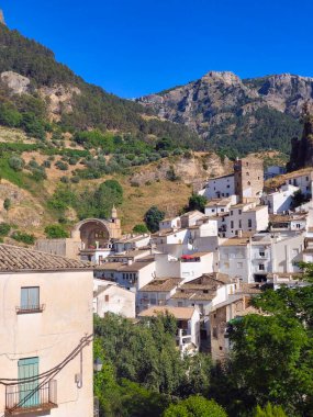 Güneşli bir günde İspanya 'nın güneyindeki Cazorla köyü