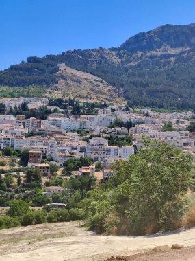 Güneşli bir günde Cazorla vadisinde dağlar