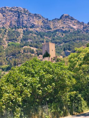 Güneşli bir günde dağın tepesindeki kale