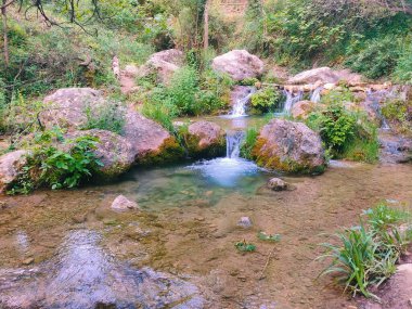 Güneşli bir günde İspanya 'nın güneyindeki bir nehirde şelale.