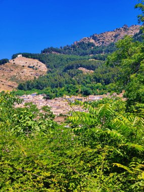 Güneşli bir günde dağın tepesindeki kale