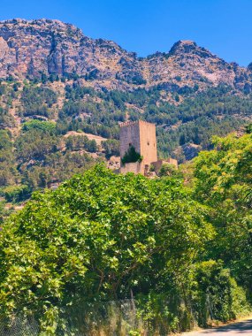 Güneşli bir günde dağın tepesindeki kale