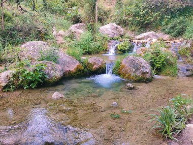 Güneşli bir günde İspanya 'nın güneyindeki bir nehirde şelale.