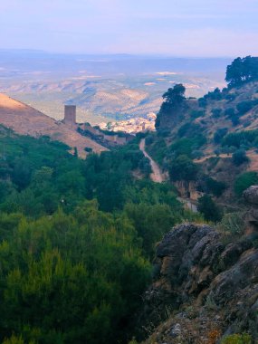 İspanya 'nın güneyindeki ortaçağ köyü dağın tepesinde.