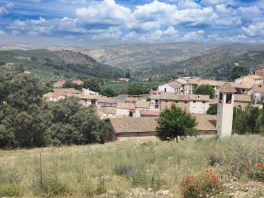 Güneşli bir günde İspanya 'nın güneyindeki dağlarda evler