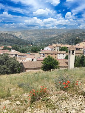 Güneşli bir günde İspanya 'nın güneyindeki dağlarda evler