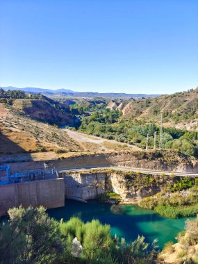 Güneşli bir günde İspanya 'nın güneyindeki Granada eyaletinde bir baraj.