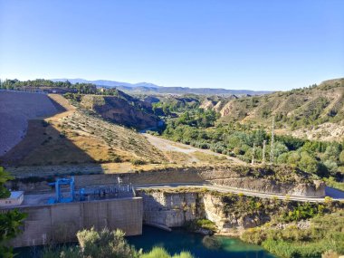 Güneşli bir günde İspanya 'nın güneyindeki Granada eyaletinde bir baraj.