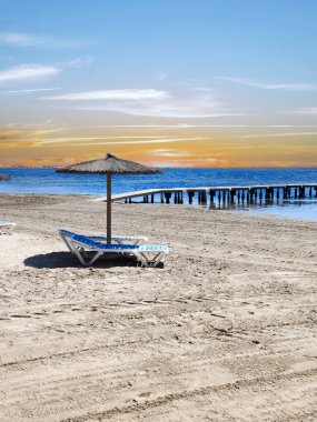 İspanya 'nın güneyindeki La Manga del Mar Menor plajında güneşli bir günde