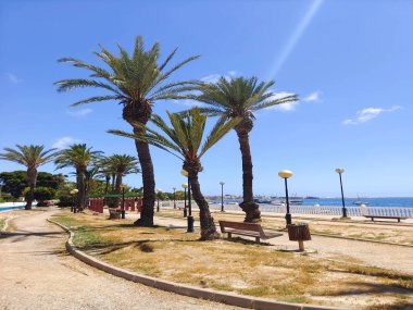 İspanya 'nın güneyindeki La Manga del Mar Menor plajında güneşli bir günde