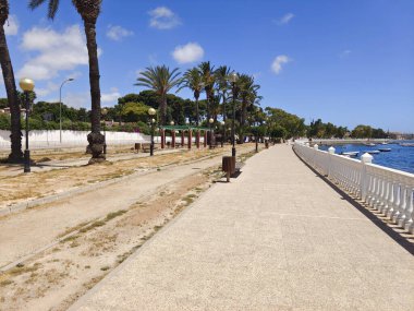 İspanya 'nın güneyindeki La Manga del Mar Menor plajında güneşli bir günde