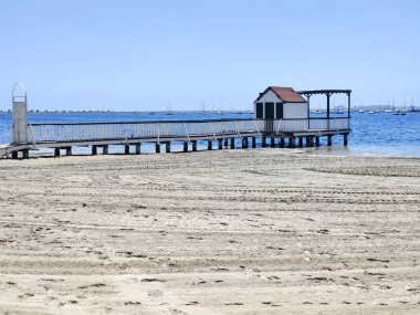 İspanya 'nın güneyindeki La Manga del Mar Menor plajında güneşli bir günde