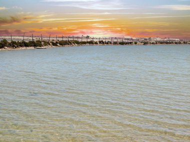 İspanya 'nın güneyindeki La Manga del Mar Menor plajında güneşli bir günde