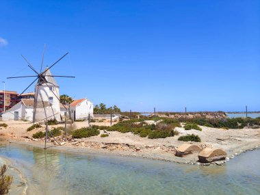 İspanya 'nın güneyindeki La Manga del Mar Menor plajında güneşli bir günde