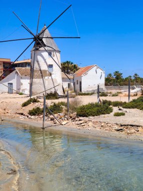 İspanya 'nın güneyindeki La Manga del Mar Menor plajında güneşli bir günde