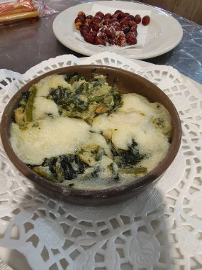 Tabakta servis edilen deniz ürünleri.