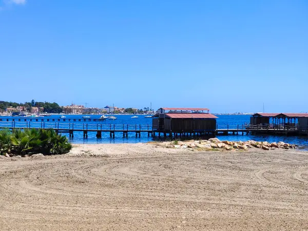 İspanya 'nın güneyindeki La Manga del Mar Menor plajında güneşli bir günde