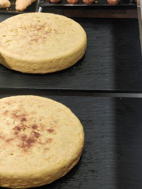 Siyah arkaplanda İspanyol omleti