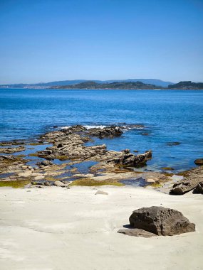 İspanya 'nın kuzeyindeki Cangas' ta kumsal güneşli bir günde
