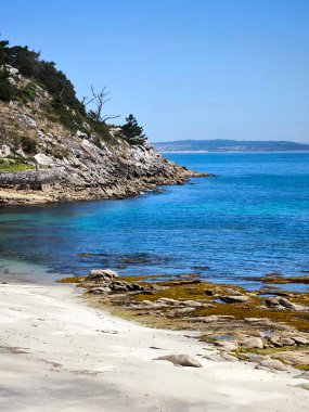 İspanya 'nın kuzeyindeki Cangas' ta kumsal güneşli bir günde