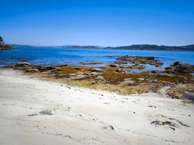 İspanya 'nın kuzeyindeki Cangas' ta kumsal güneşli bir günde