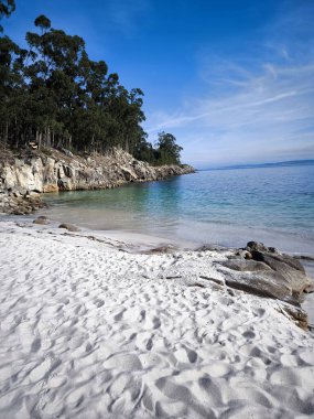 İspanya 'nın kuzeyindeki Cangas' ta kumsal güneşli bir günde