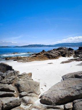 İspanya 'nın kuzeyindeki Cangas' ta kumsal güneşli bir günde