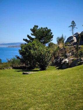 Güneşli bir günde İspanya 'nın kuzeyindeki deniz kıyısında dağlar