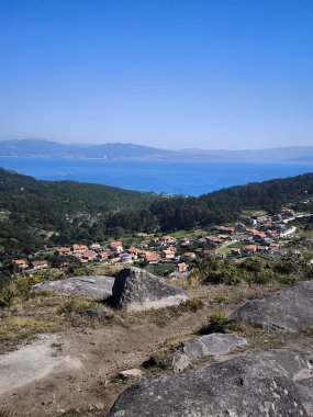 Güneşli bir günde İspanya 'nın kuzeyindeki deniz kıyısında dağlar