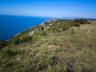Güneşli bir günde İspanya 'nın kuzeyindeki deniz kıyısında dağlar