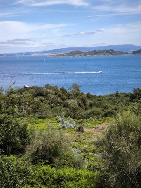 Güneşli bir günde İspanya 'nın kuzeyindeki deniz kıyısında dağlar