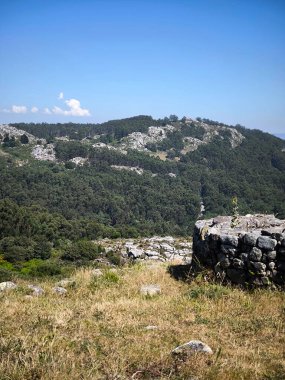 İspanya 'nın kuzeyindeki Galiçya' da güneşli bir günde manzara. Kelt yolu.