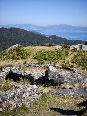 İspanya 'nın kuzeyindeki Galiçya' da güneşli bir günde manzara. Kelt yolu.