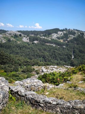İspanya 'nın kuzeyindeki Galiçya' da güneşli bir günde manzara. Kelt yolu.