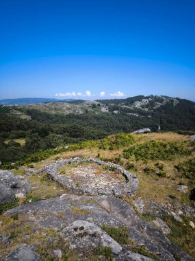 İspanya 'nın kuzeyindeki Galiçya' da güneşli bir günde manzara. Kelt yolu.