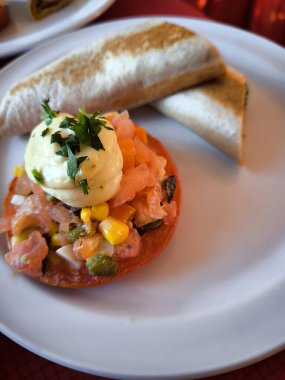 Restoranda bir tabakta vejetaryen yemeği servis ediliyor.