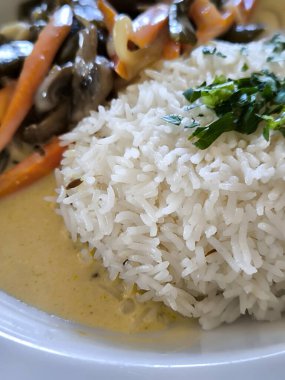 Restoranda bir tabakta vejetaryen yemeği servis ediliyor.