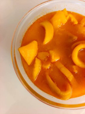 Tabakta servis edilen soslu kalamar.