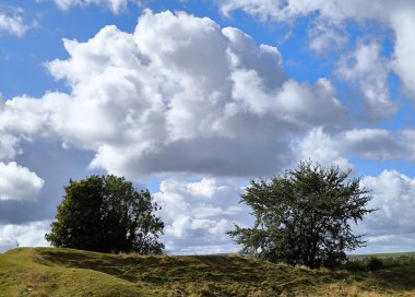 İngiltere 'nin güneyindeki Avebury' de bulutlu bir günde Megalitik taşlar