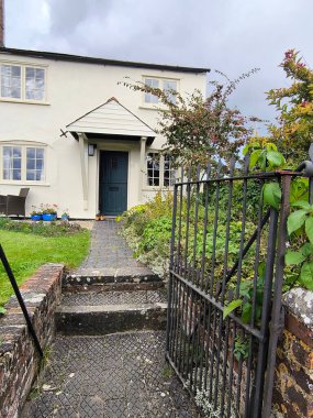 İngiltere 'nin güneyindeki Avebury' de bulutlu bir günde Megalitik taşlar