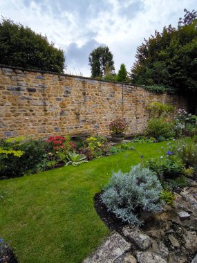 İngiltere 'nin güneyinde, bulutlu bir günde çiçekli bir bahçe