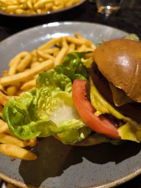 Hamburguer bir restoranda tabakta servis yapıyordu.