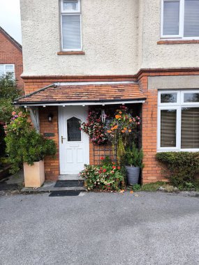 Bulutlu bir günde İngiltere 'nin güneyindeki pencerelerin yanından ayrılıyor.